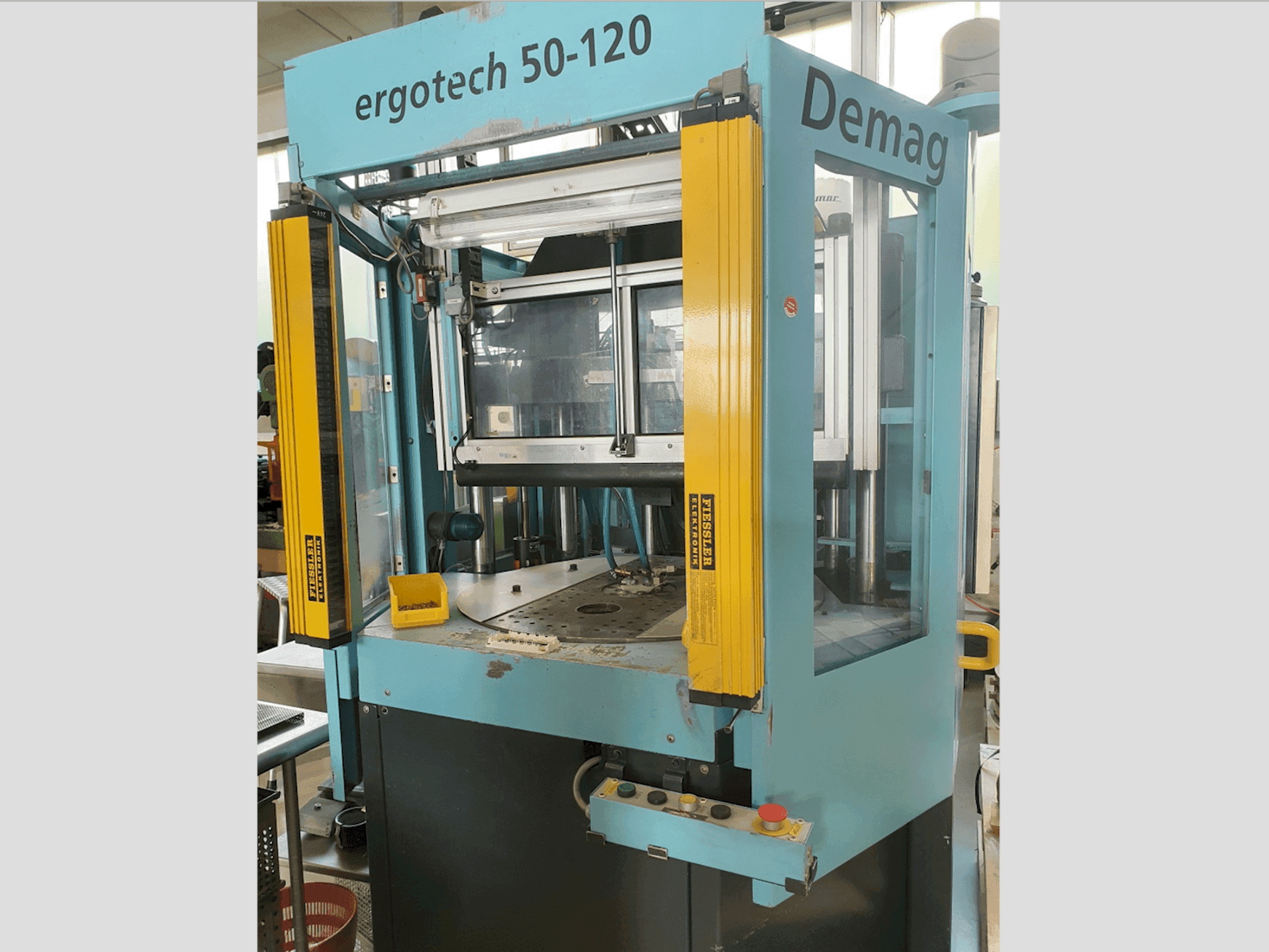 DEMAG Ergotech 50-120 Mašinos vaizdas iš priekio