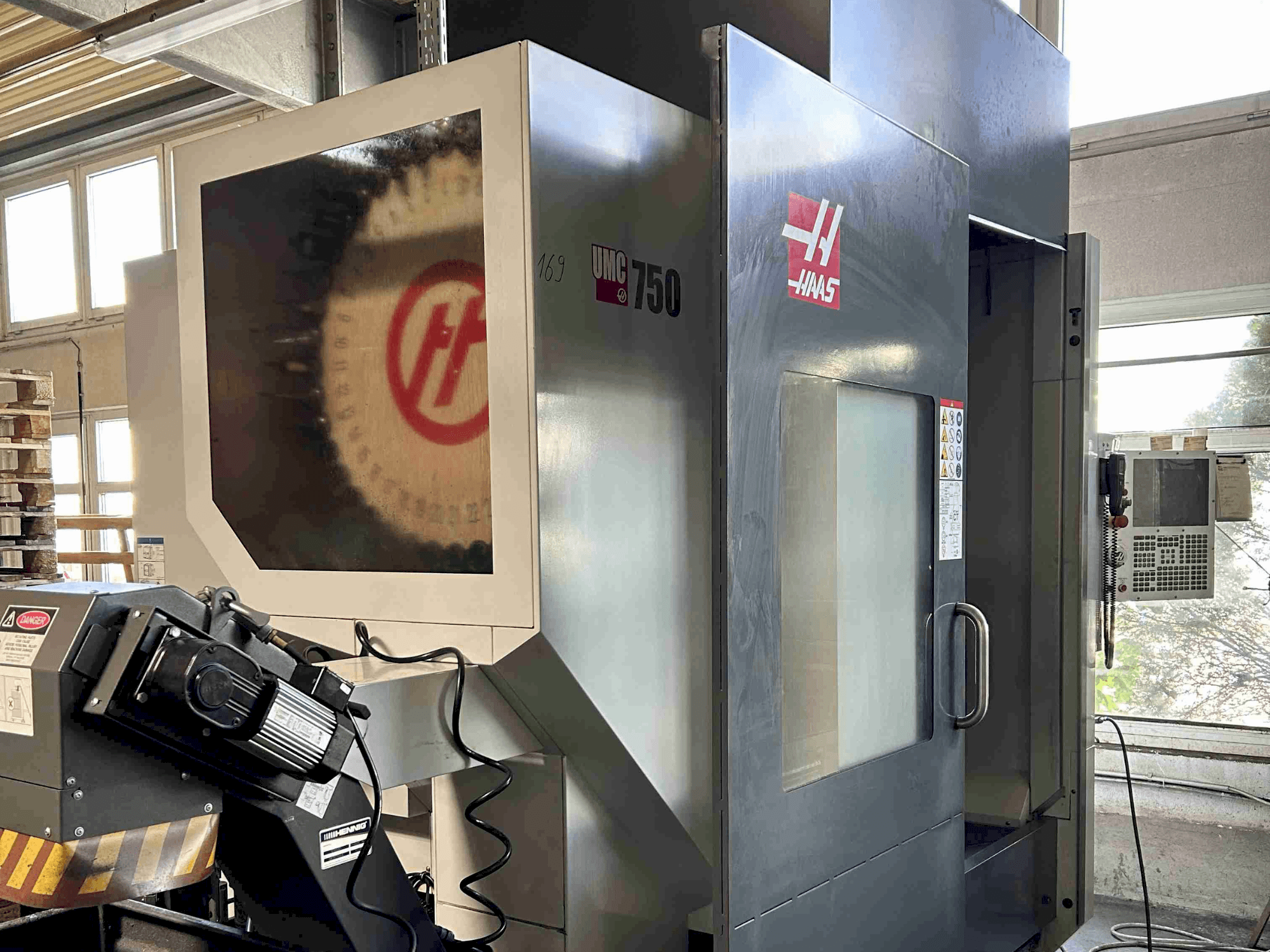 HAAS UMC-750 Mašinos vaizdas iš priekio