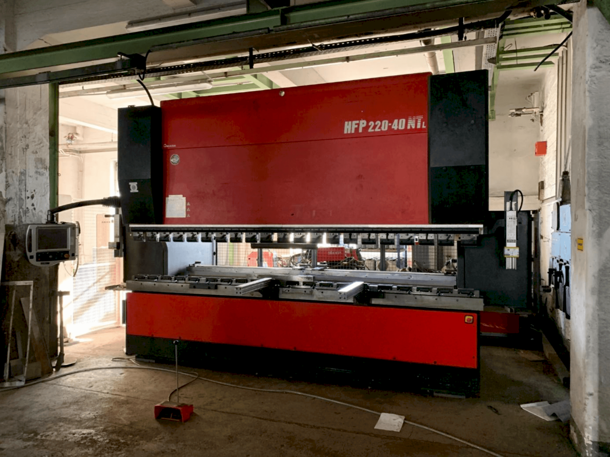 AMADA HFP NT 220-4L Mašinos vaizdas iš priekio