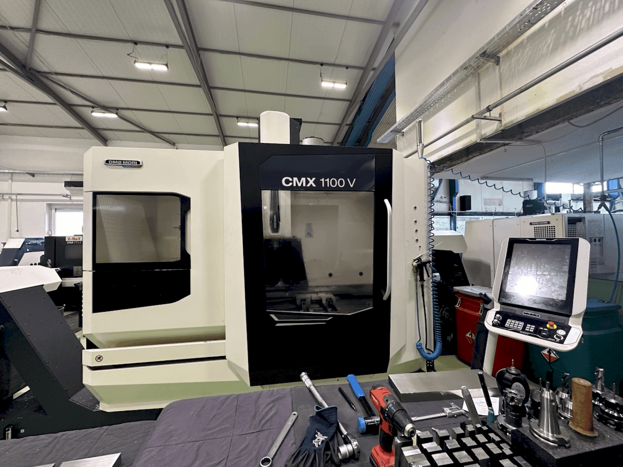 DMG MORI CMX 1100 V Mašinos vaizdas iš priekio