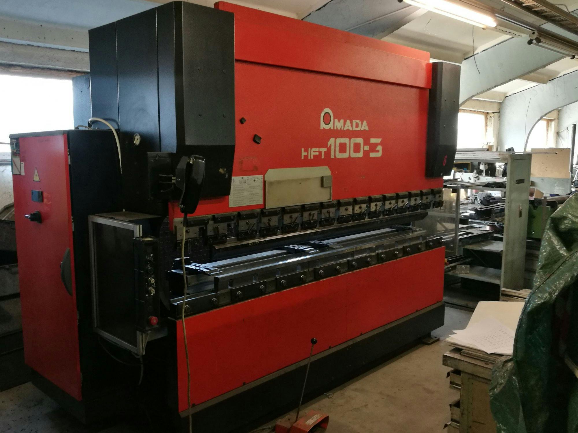 AMADA HFT 100-3 Mašinos kairės pusės vaizdas