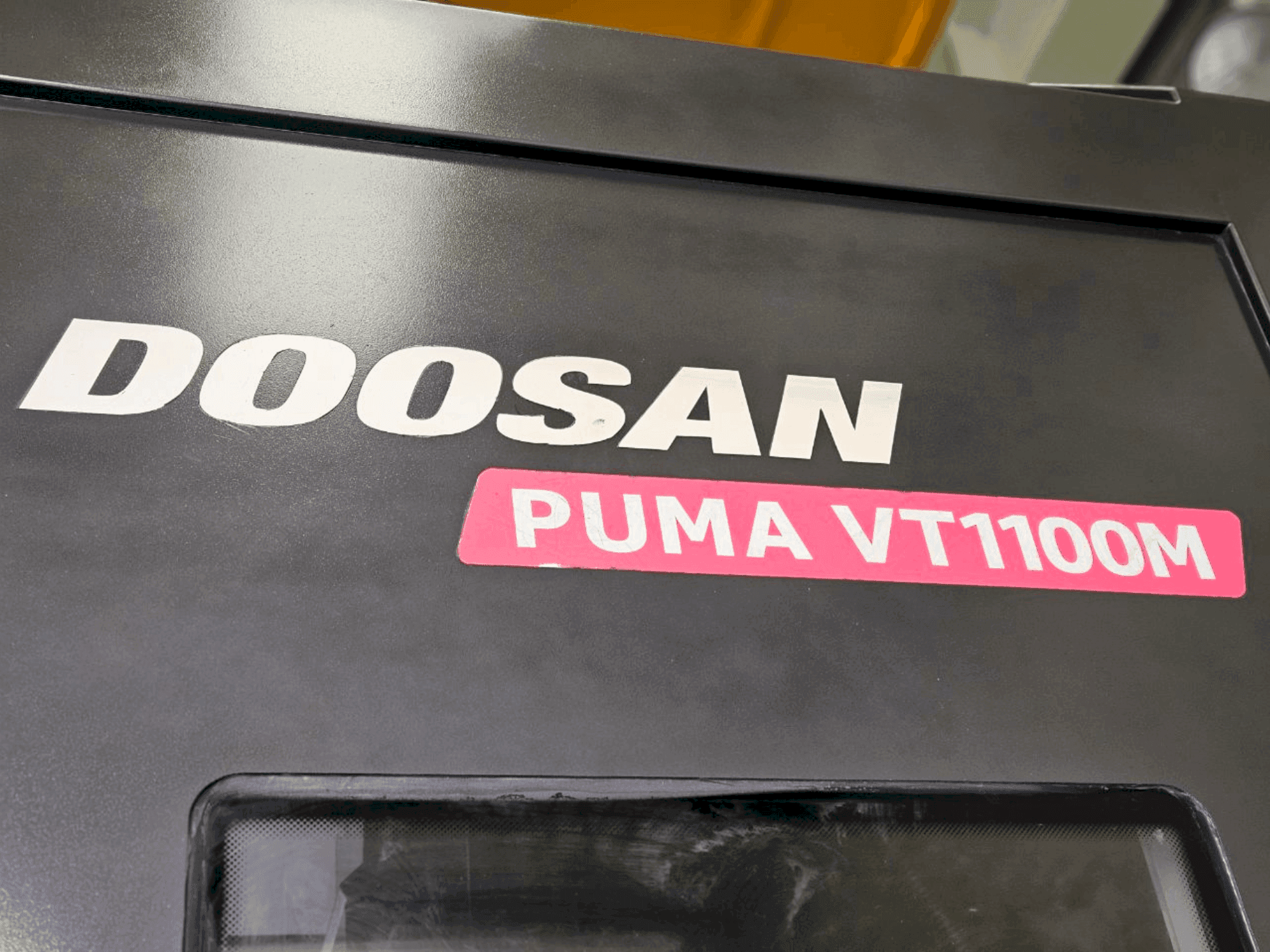 DOOSAN VT1100M Mašinos vaizdas iš priekio