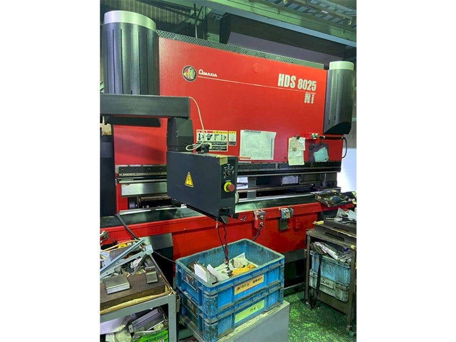 AMADA HDS 8025 NT Mašinos vaizdas iš kairės pusės