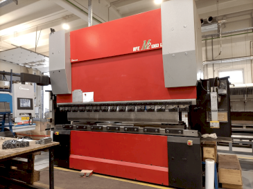 AMADA HFE-1303M2 Mašinos vaizdas iš priekio