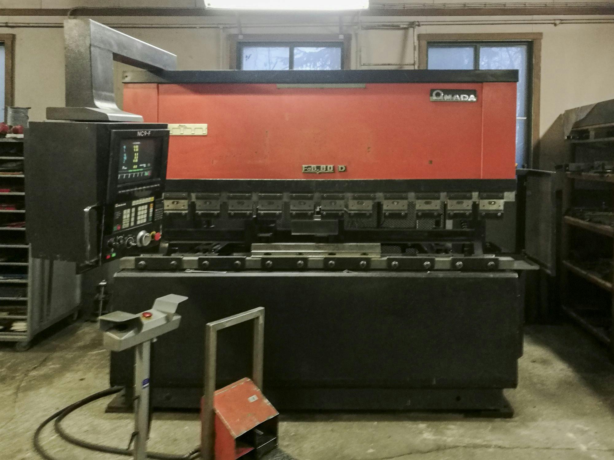 AMADA FBD-8025F Mašinos vaizdas iš priekio