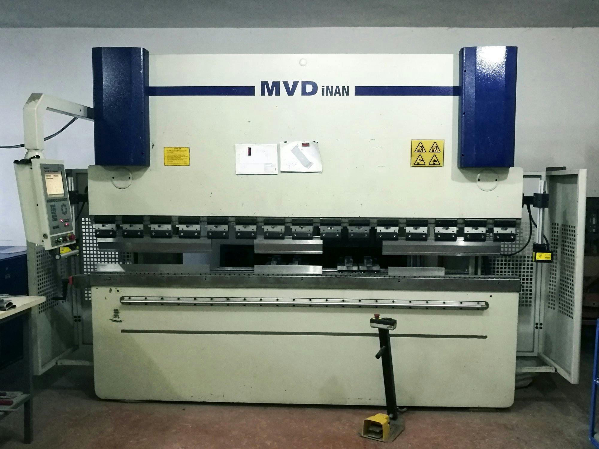 MVD Inan CNC 30/120 Mašinos vaizdas iš priekio